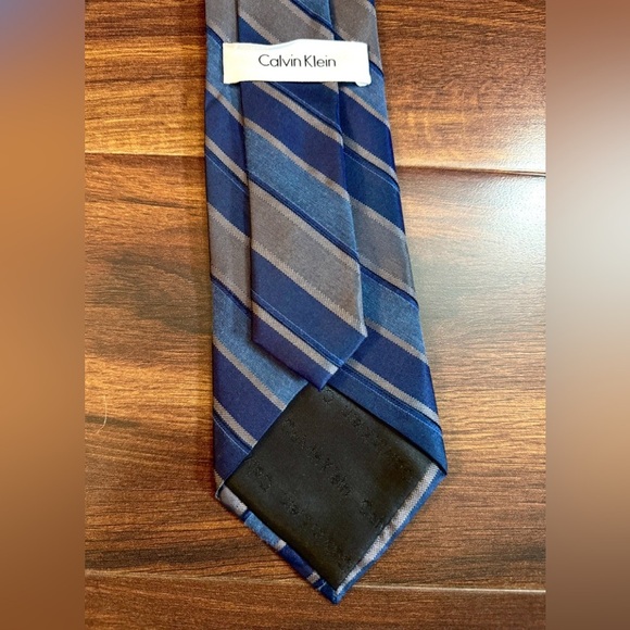 🍁SALE🍁 CALVIN KLEIN Blue and Gray Striped Silk Tie - Picture 4 of 10